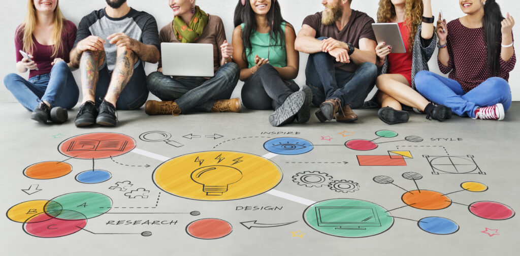 Ein Team von Mitarbeitern, das an Computern arbeitet, um ein LMS zu implementieren