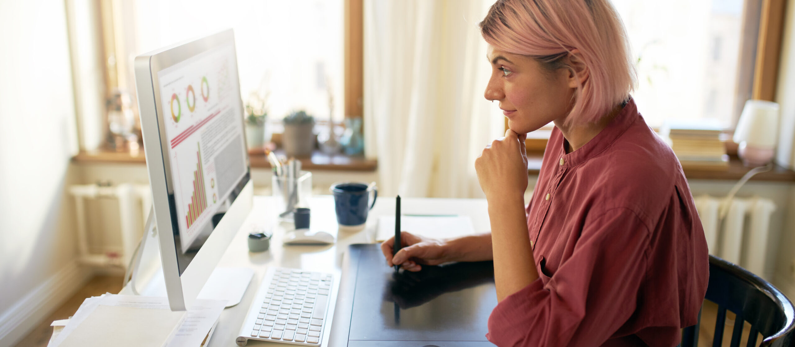 Junges maedchen beim inhalt designen auf dem pc