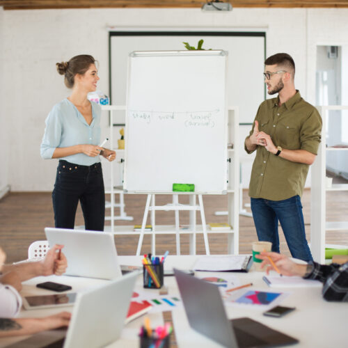 Mitarbeiter in einem Workshop über LMS-Anwendungen