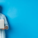 Junger web designer schaut auf sein laptop
