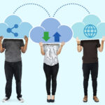 Menschen mit Cloud Hosting Symbolen