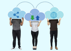 Menschen mit Cloud Hosting Symbolen