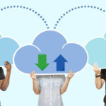 Menschen mit Cloud Hosting Symbolen