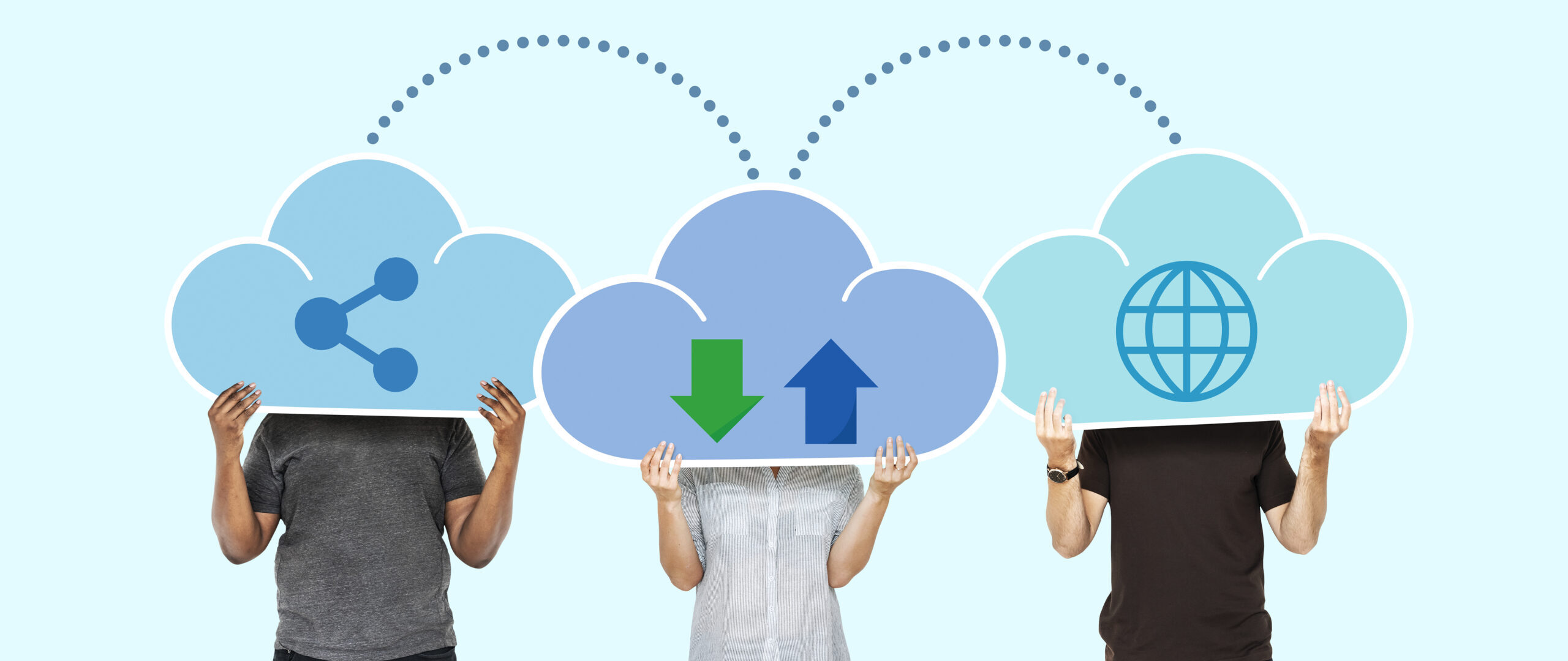 Menschen mit Cloud Hosting Symbolen