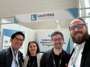 Besucher am Learnteq Stand