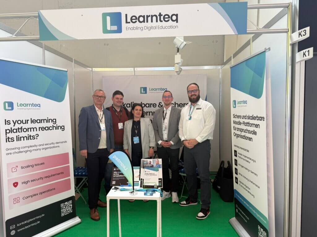 Foto von Besuchern am Learnteq Stand