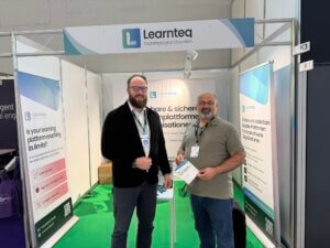 Besucher am Learnteq Stand