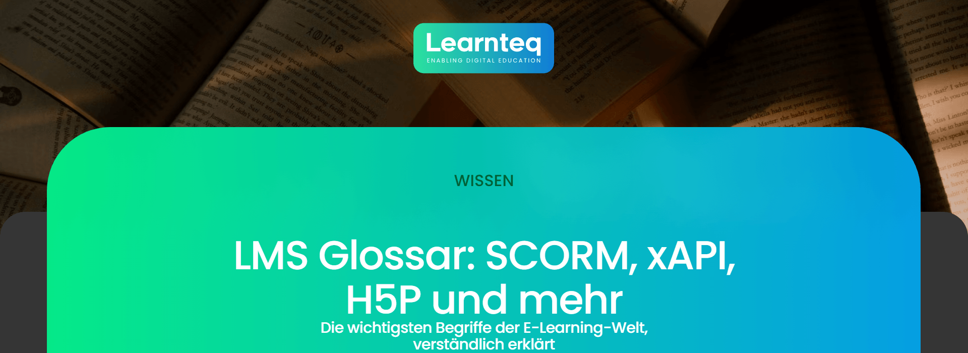 LMS Glossar: aufgeschlagene Bücher als Symbol für Fachbegriffe