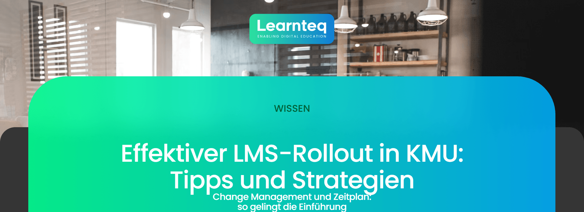 LMS-Rollout in KMU: Team arbeitet gemeinsam im Büro