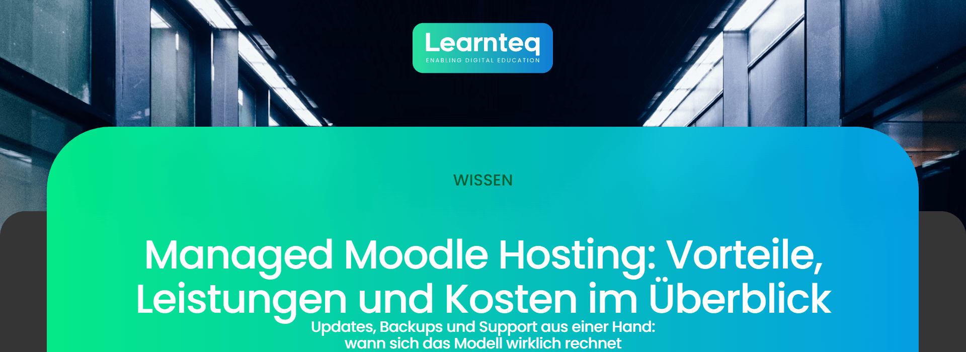 Managed Moodle Hosting: Rechenzentrum mit Serverschränken
